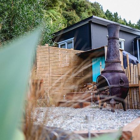 Kaitake Kabana - Unique, Off-Grid, Studio Retreat Oakura エクステリア 写真