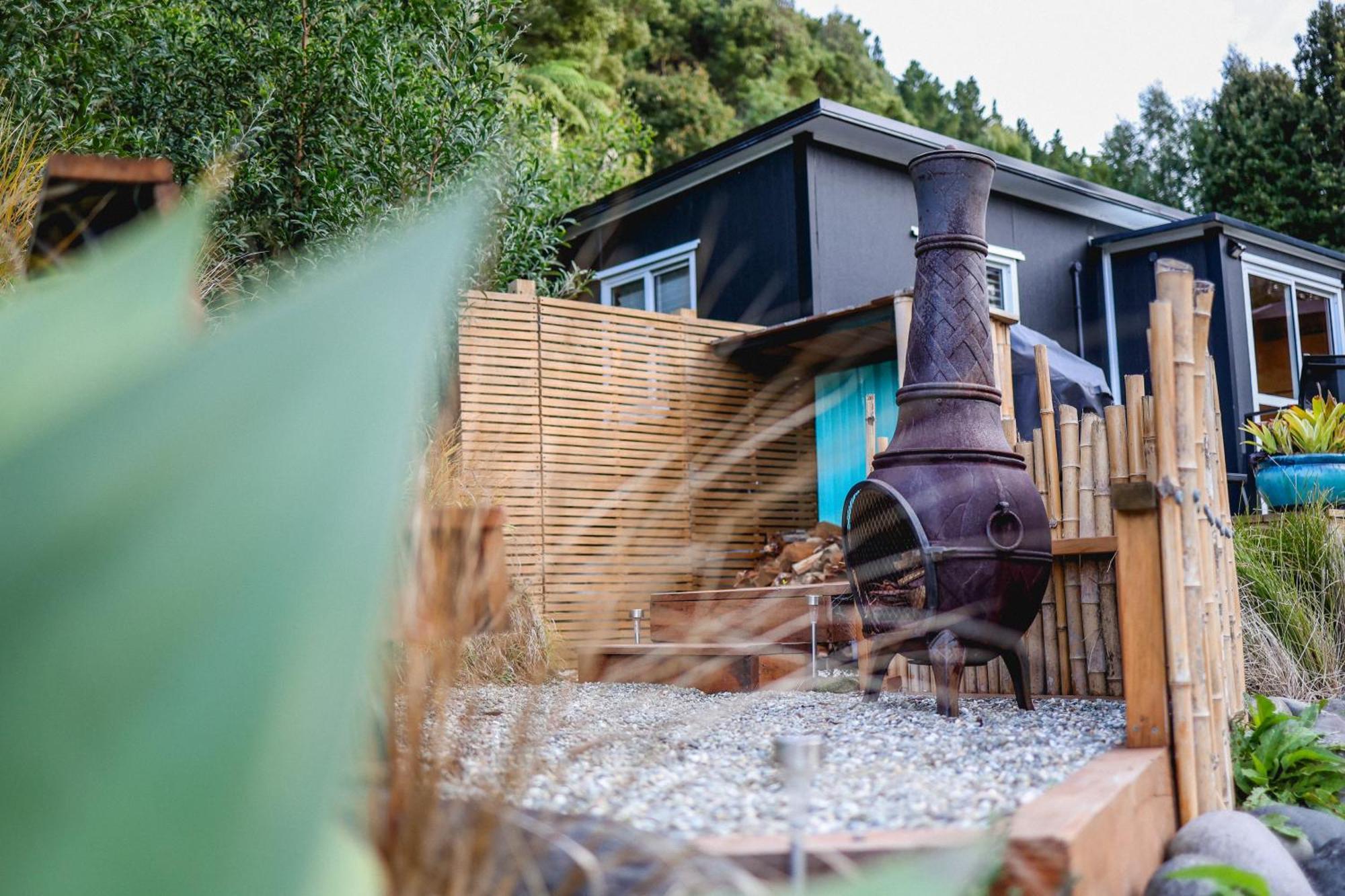 Kaitake Kabana - Unique, Off-Grid, Studio Retreat Oakura エクステリア 写真