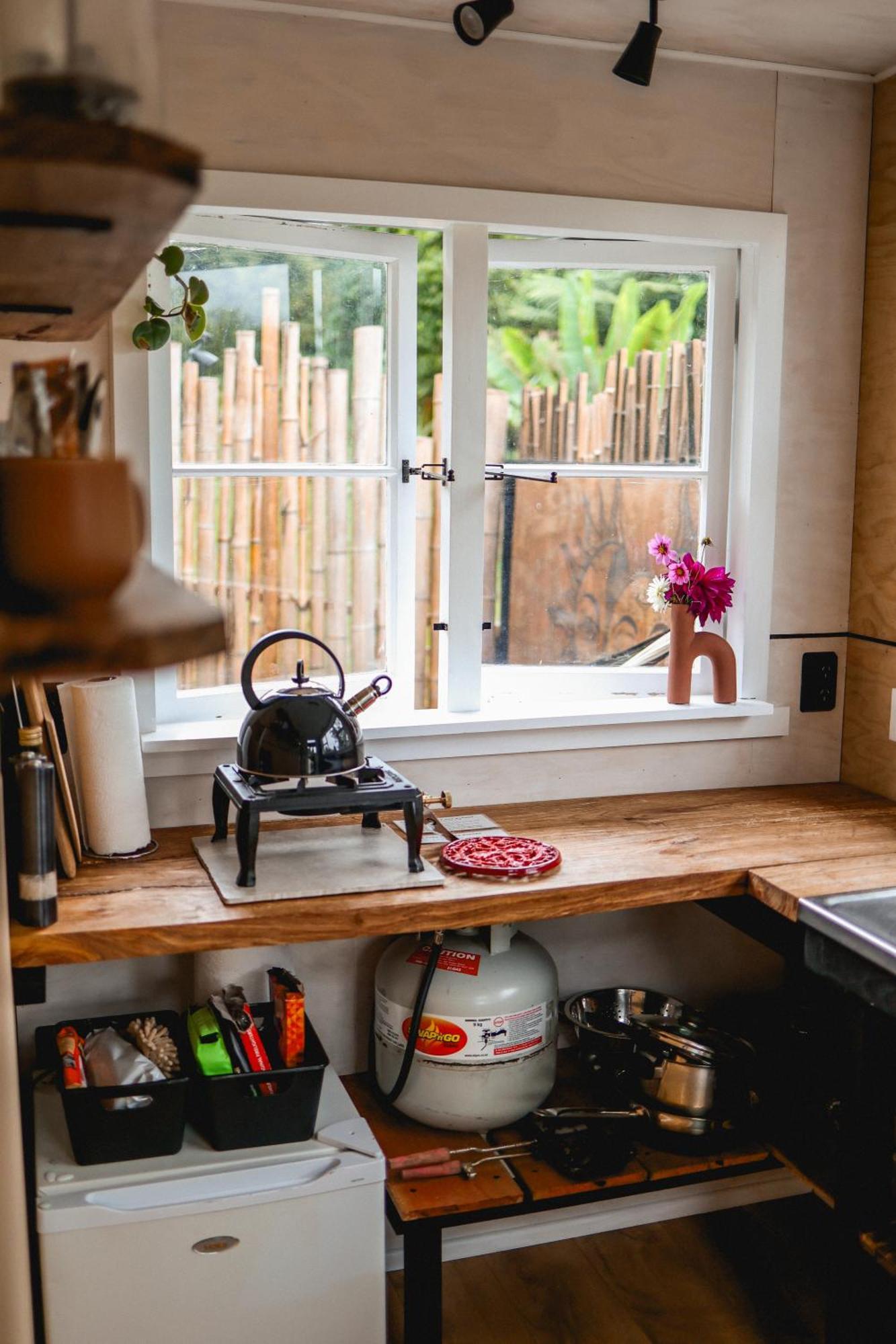 Kaitake Kabana - Unique, Off-Grid, Studio Retreat Oakura エクステリア 写真