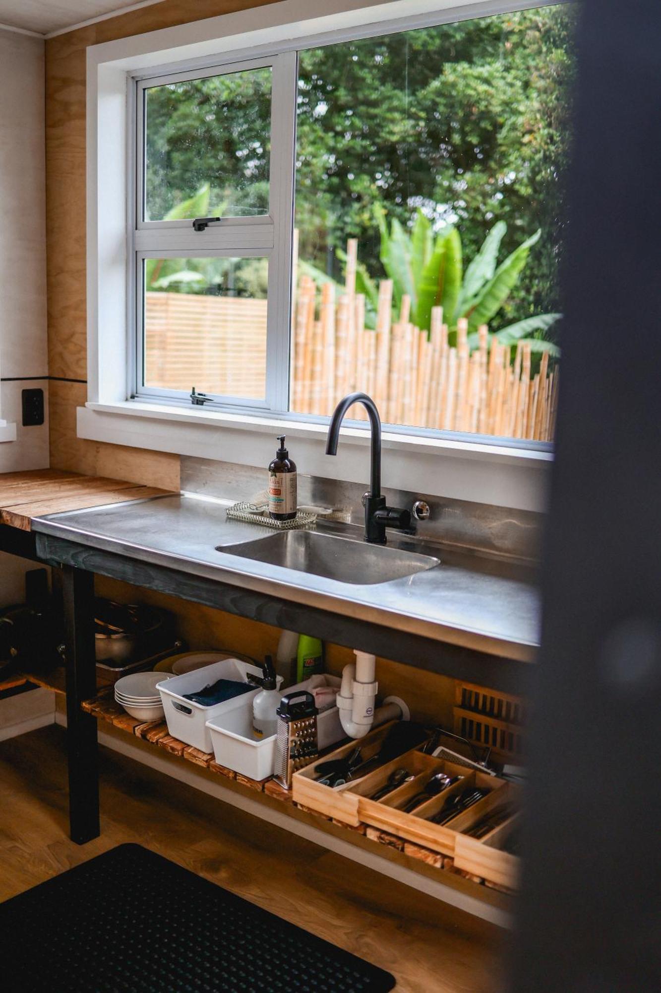 Kaitake Kabana - Unique, Off-Grid, Studio Retreat Oakura エクステリア 写真