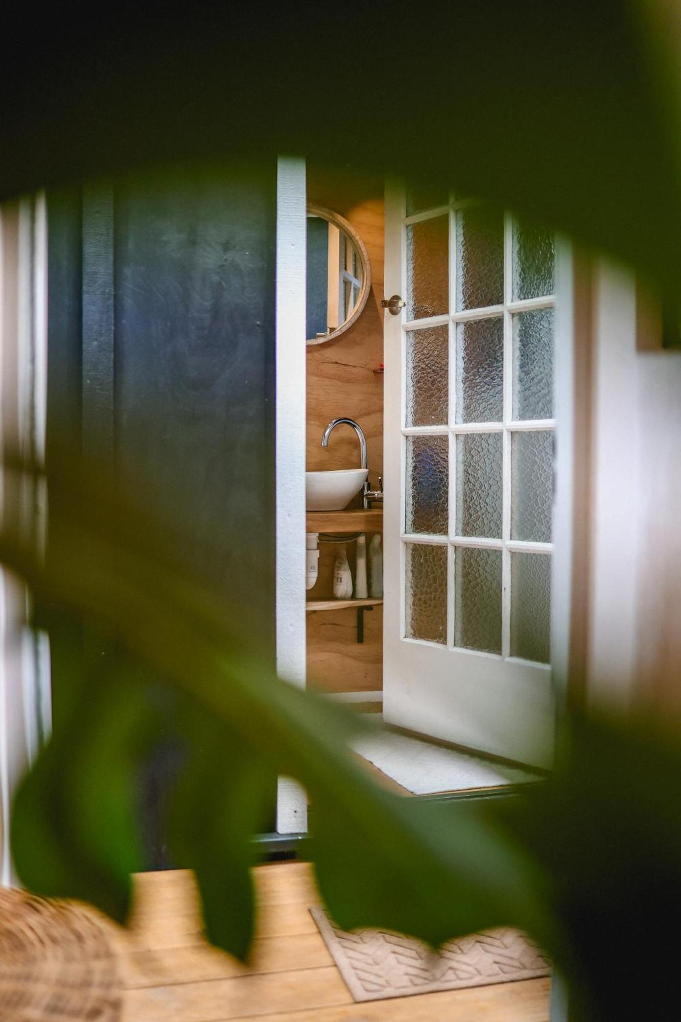 Kaitake Kabana - Unique, Off-Grid, Studio Retreat Oakura エクステリア 写真
