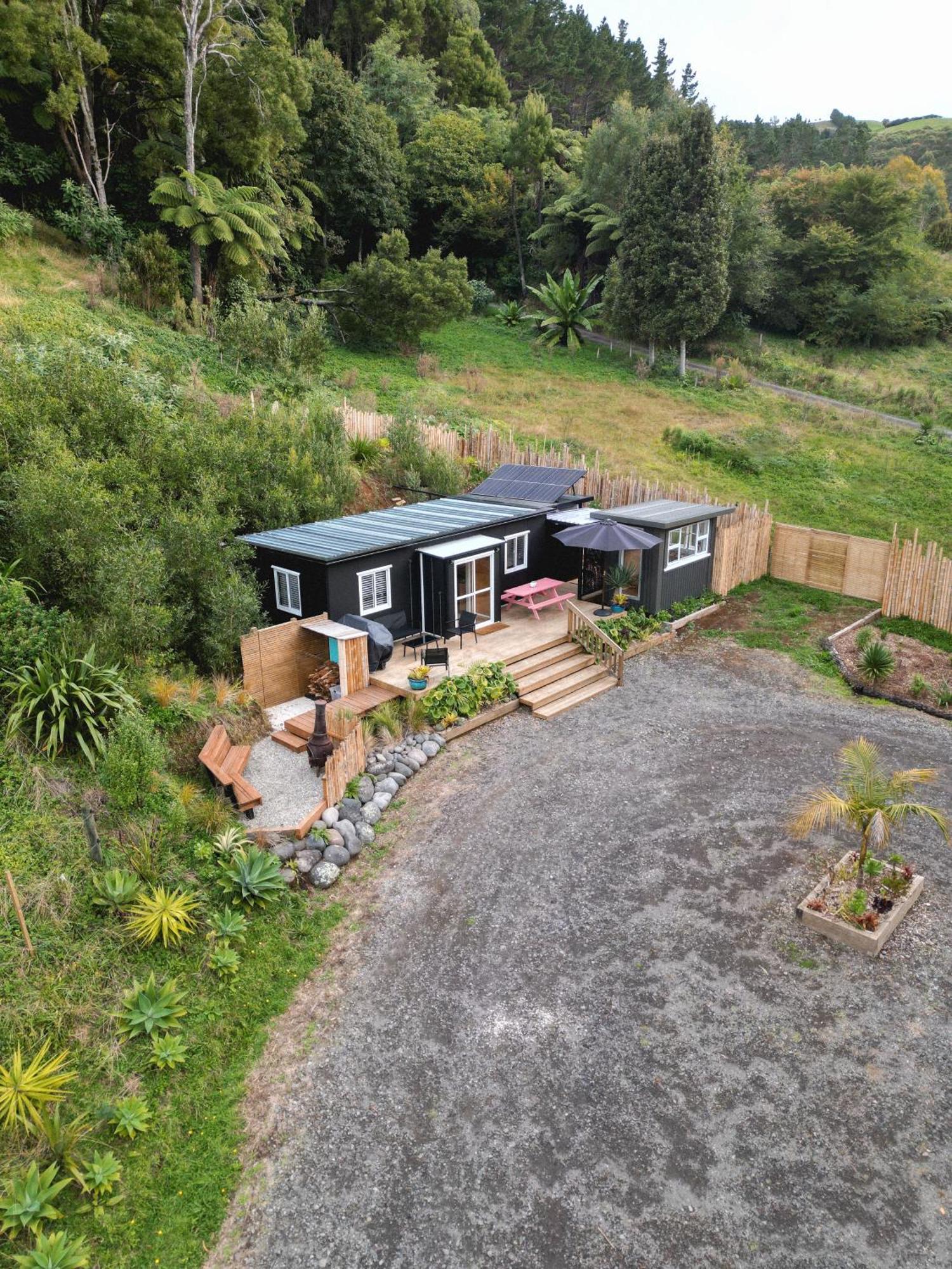 Kaitake Kabana - Unique, Off-Grid, Studio Retreat Oakura エクステリア 写真