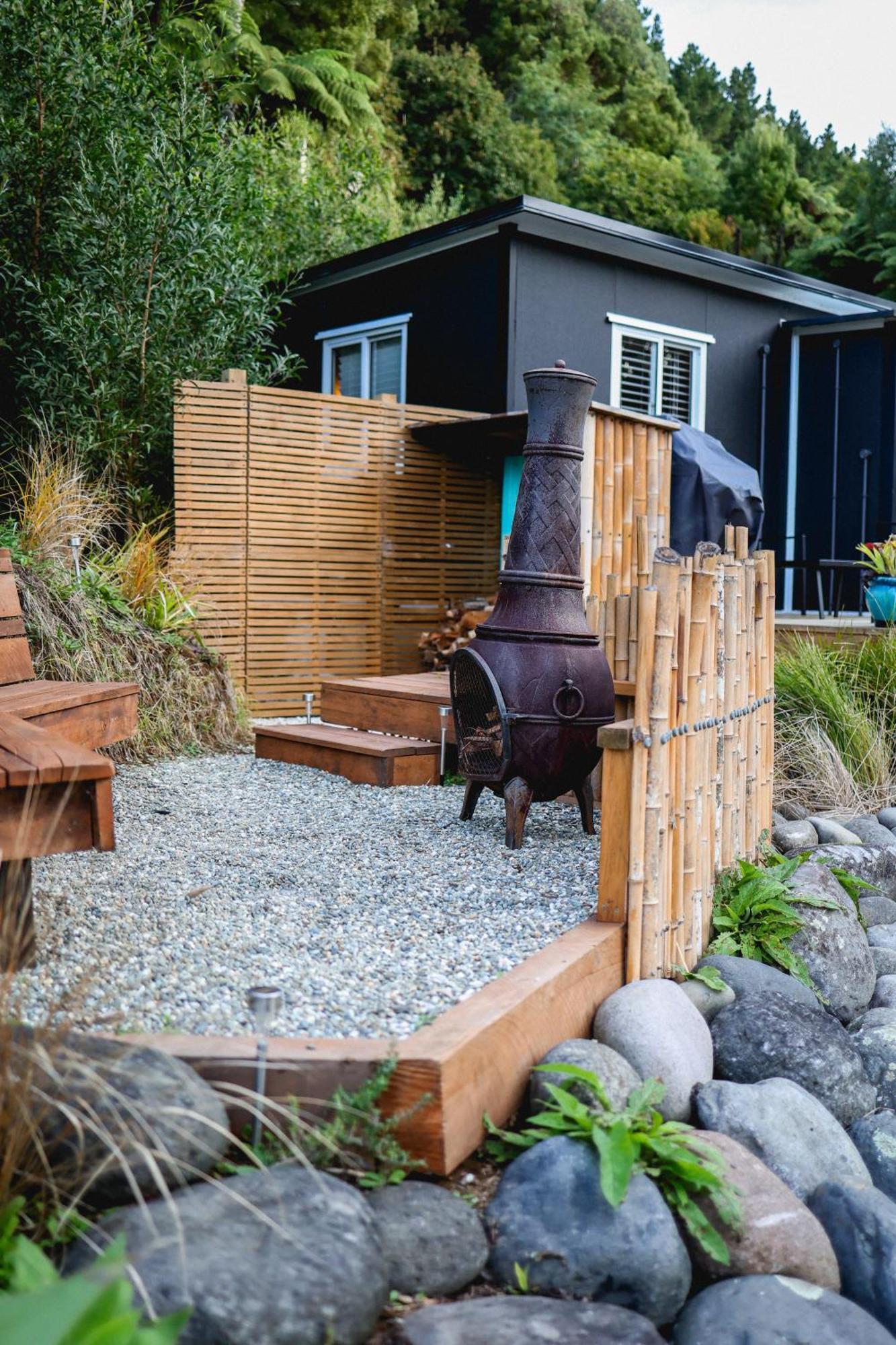 Kaitake Kabana - Unique, Off-Grid, Studio Retreat Oakura エクステリア 写真